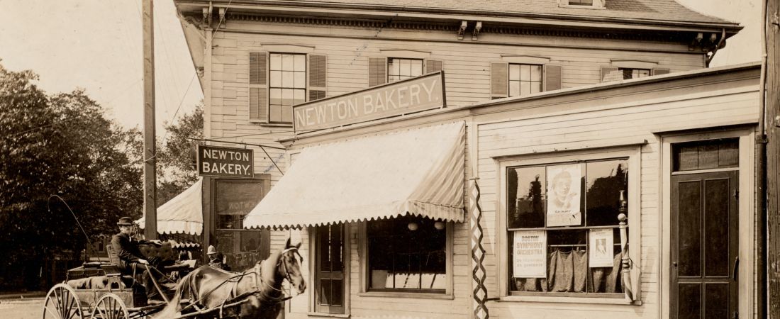 On Washington St. Newton bakery. Horse, carriage, policeman. Newton Corner, Newton, MA