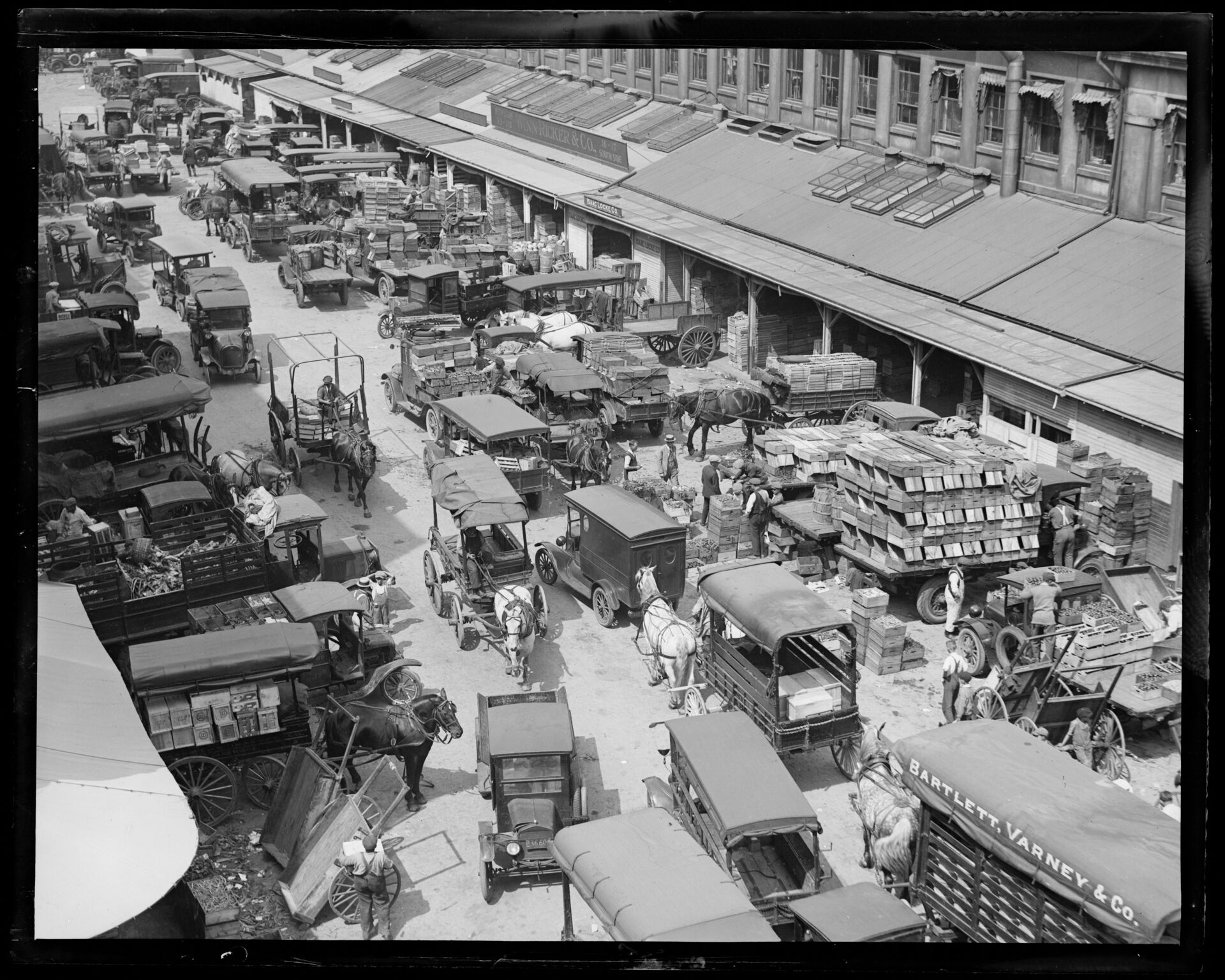 Market district on a busy day in 1923